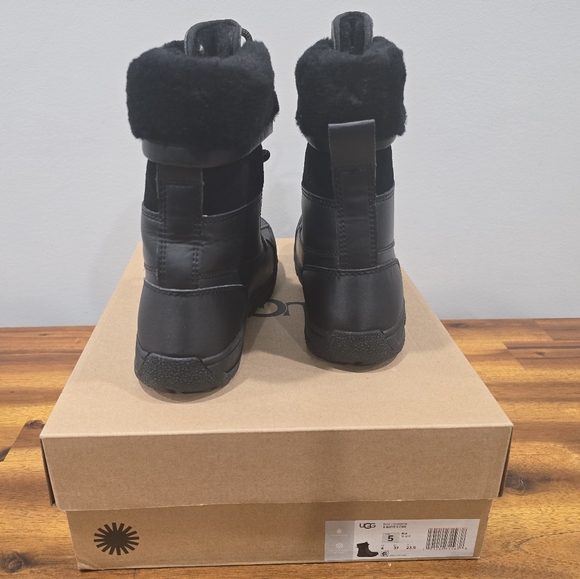 UGG BUTTE II CWR Boot Size 5 (Big Kid) - Picture 4 of 9